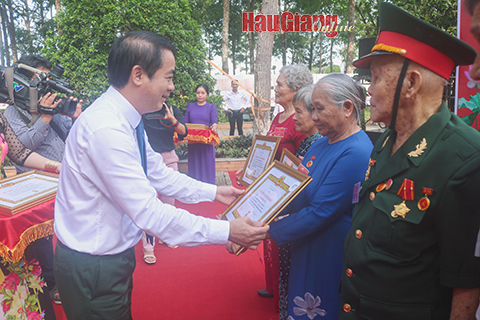 4; Đồng chí Nghiêm Xuân Thành, Ủy viên Trung ương Đảng, Bí thư Tỉnh ủy, trao huy hiệu Đảng cho các đảng viên cao niên tuổi Đảng.
